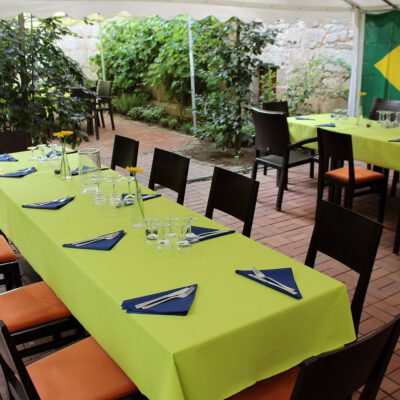 Festlich gedeckte Tische auf der Terrasse des Café Bruchhof