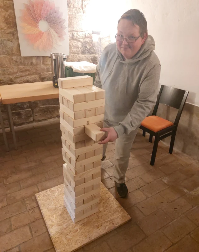 Ab jetzt bis um 16 Uhr wird heute bei uns im Café Gewölbe Riesen Jenga gespielt.

Wir haben es gerade ausprobiert.

Kommen Sie gerne mit ihren Kindern vorbei.