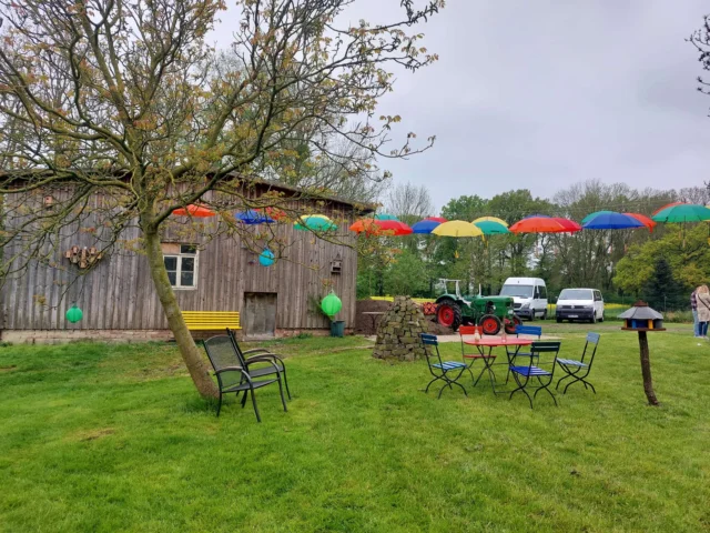 Danke für das schöne Fest am vergangenen Freitag zum 35 jährigen Jubiläum des Hof Windheim.
Es gab Grußworte, leckeren Kaffee, Kuchen und Veggie Burger, Trecker fahren, Schmieden, die Feuerwehr war mit einem Fahrzeug zum Anschauen vor Ort und einiges mehr...
Musikalische Begleitung übernahm das Duo Penny und Major Tom.
Vielen Dank