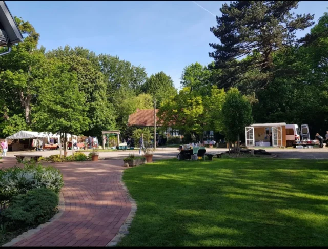Vielen Dank an alle, die bei unserem Flohmarkt am 10. Mai mitgewirkt haben; über 40 Stände, ein paar hundert Besucher, leckere Würstchen und Kuchen trugen zu einem begeisternden Flohmarkttag bei prächtigem Wetter in freundlich-entspannter Atmosphäre am historischen Bruchhof Ensemble bei.