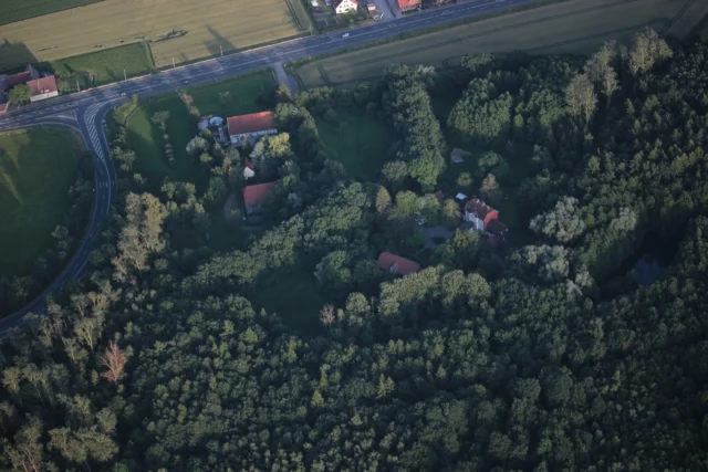 Diese schönen Luftbilder haben wir in unserem Archiv gefunden.
Sie sind schon ein paar Jahre alt, leider ist der Wald heute nicht so dicht wie damals.
