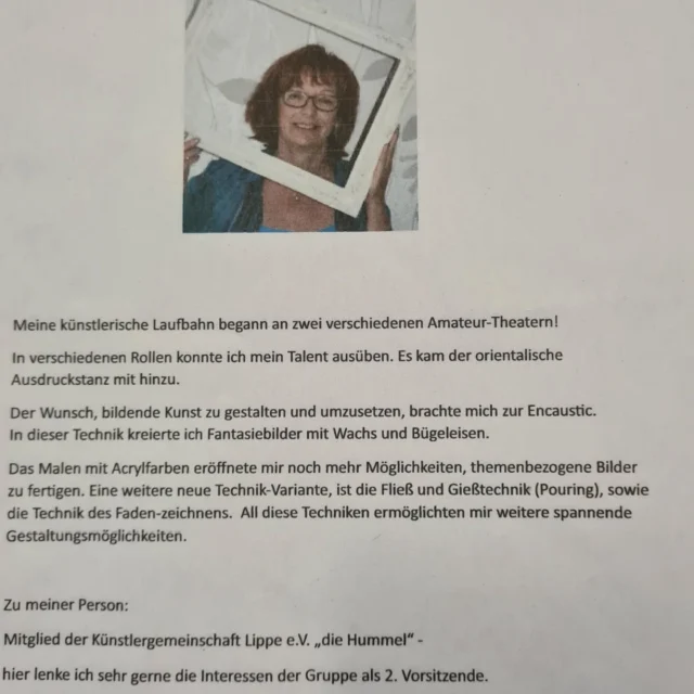 Wir haben eine neue Ausstellung in unserem Café mit dem Titel " Werke ".
Sie wurde zum größten Teil mit der " Pouring " Technik erstellt.