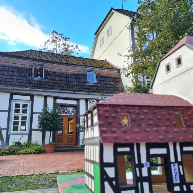 Wir haben für euch unser Bruchhof Modell in Szene gesetzt.
In über 100 Stunden mit sehr viel Liebe zum Detail entstanden , hat es den Maßstab von etwa 1:50.