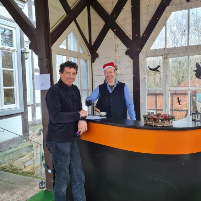 Wir laden euch herzlich heute zu unserem Weihnachtsmarkt ein.

Bis 17 Uhr könnt ihr bei Speis und Trank die Atmosphäre hier genießen.