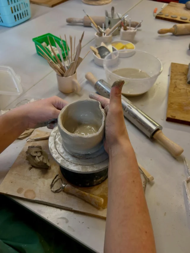 Diese Woche haben wir mit dem Modellieren mit Ton begonnen. Dabei konnten die Bewohner*innen ihrer Kreativität freien Lauf lassen. Stück für Stück, in ganz eigenem Tempo sind so bereits die erste Werke entstanden.

#keramik #töpfern #kreativ