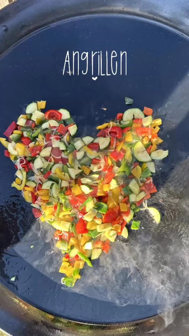 Gestern hieß es auf dem Hof: Angrillen und das herrliche Wetter bei bester Gemeinschaft genießen ☀️ 

#angrillen #gemeinschaft #sonne #gutelaune #zusammen