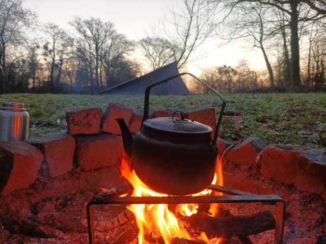 wild in the woods 🏕️🔥

Wieder mal gab es betriebsübergreifend die Möglichkeit für Bewohner*innen und Teilnehmer*innen auf unserer großen Streuobstwiese unter freiem Himmel zu campen und der Natur so richtig nahe zu kommen 🍃

Gemeinsam wurde das Lager aufgebaut, eine Feuerstelle ausgehoben und mit Naturmaterialien ein Lagerfeuer entfacht. Bei Wind und Wetter wurden draußen Suppe und Kaffee über offenem Feuer gekocht - ganz ohne Strom, dafür mit umso mehr Teamgeist und guter Laune. 

Unser Highlight✨: am frühen Morgen den ersten Kaffee überm Feuer aufkochen und gemeinsam beim Sonnenaufgang genießen 🌅 

#wildinthewoods #gemeinschafterleben #campvibes #zusammenstark #outdooradventure