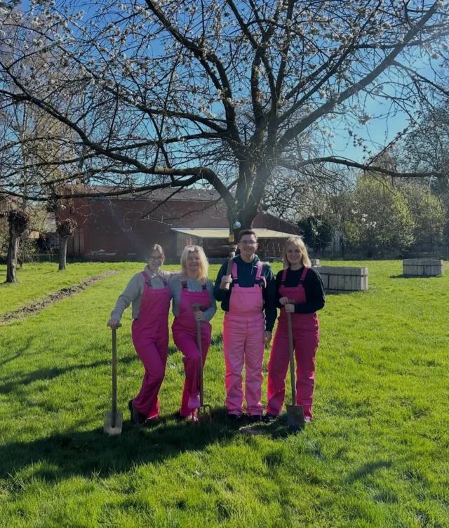 Ausdrucksstark durch die Gartensaison 💖

Bei uns kann Arbeitskleidung nicht nur funktional, sondern auch richtig stylisch sein ✨
Für uns mehr, als nur ein Hingucker: Die bunten Overalls stehen auch für Vielfalt und Inklusion. Jede*r darf sichtbar sein, seinen eigenen Stil haben und genau so Teil des Teams sein, wie er oder sie ist. 

Lieben Dank an @berufskleidungshaus_krueger für die starken Outfits 👍