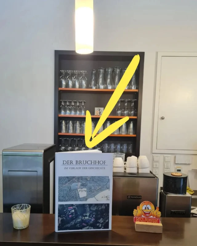 Seit kurzem gibt's ein Buch vom Bruchhof über den Bruchhof!
Mehr als 100 Seiten Geschichte,  Vergangenheit,  Bewohner,  bauliche Besonderheiten und andere Details über das Gebäude und das Areal. Interessierte können im Café gerne Schmökern oder sogar ein Exemplar erwerben. 

#buchvorstellung #stadthagen #geschichte #history