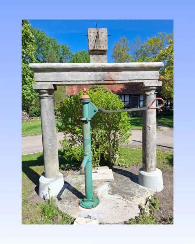 Seit ein paar Wochen zeigt sich die historische Sanduhr in der Mitte des Platzes auf dem Bruchhof Gelände. 
Jahre lang schlummerte sie unter einem Busch mit Efeu bewachsen und schon ein wenig windschief. Jetzt kann man prima die Uhrzeit ablesen (Achtung,  die Uhr zeigt auch im Sommer,  die "richtige" Winterzeit an)

Link: https://de.wikipedia.org/wiki/Sonnenuhr

#sonnenuhr #historisch #sandstein