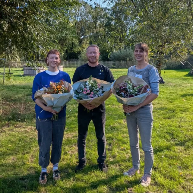 Die diesjährige Jahreshauptversammlung des Projekt Probsthagen e.V. fand bei bestem Wetter und gefühlt sommerlichen Temperaturen als Outdoor- Veranstaltung statt. Dabei konnten wieder viele positive Berichte geteilt sowie unser Beirat (Foto 1) und unser Aufsichtsrat (Foto 2) für die kommende Amtsperiode entlastet und wiedergewählt werden. 

Wir bedanken uns bei allen Beteiligten für die gute Zusammenarbeit in 2025/26 und blicken optimistisch auf die uns bevorstehende Zeit.

#projektprobsthagen #Jahreshauptversammlung #gemeinsam #fürvielfalt #einguterOrtfürTeilhabe